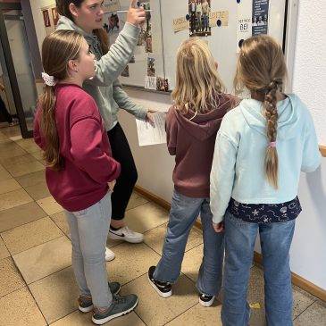 Die „Neuen“ erkunden das Schulhaus